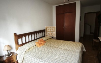 Amplio bungalow con piscina y pista de tenis comunitarios al lado del club de Golf.